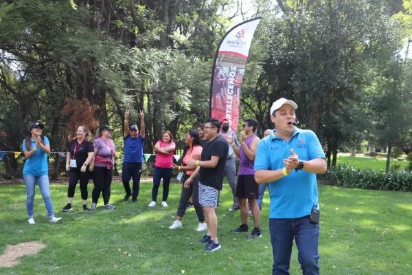 Llevando a cabo una actividad en los talleres de liderazgo presencial