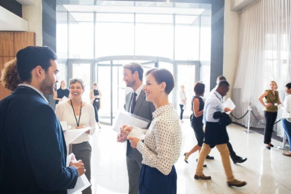 Integración empresarial; miembros del equipo de una empresa socializando cómodamente.