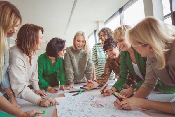 Integración empresarial; personas participando en una lluvia de ideas colaborativa.