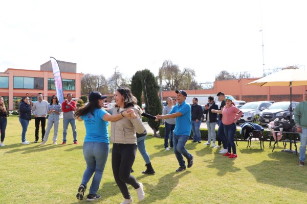 Talleres de comunicación3; coach liderando actividad del taller.