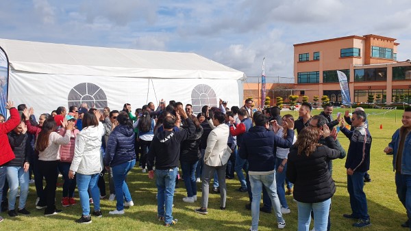 Talleres de comunicación4; trabajadores interactuando como parte del taller.