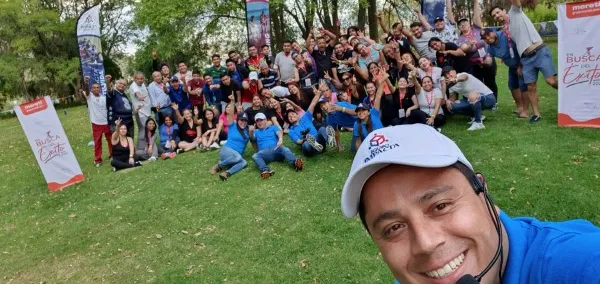 Selfie de coach con sus alumnos de integración laboral durante actividad.