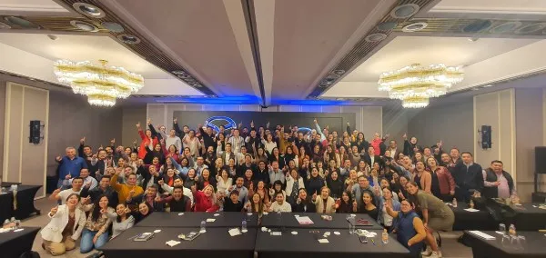 Grupo de personas y colaboradores de una empresa felices posando para la foto en un auditorio o sala de conferencias después de una actividad de aumento de integración y creatividad.