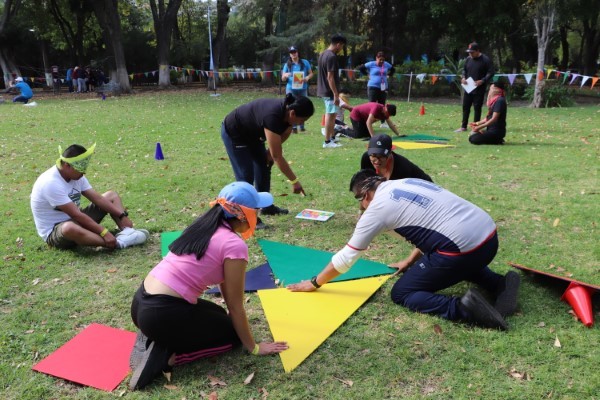 Aumento de integración y creatividad2-colaboradores realizando una dinámica creativa.