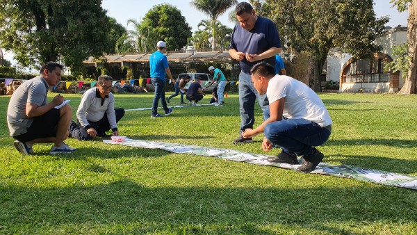 Desarrollo de equipos2-compañeros de equipo realizando dinámica.